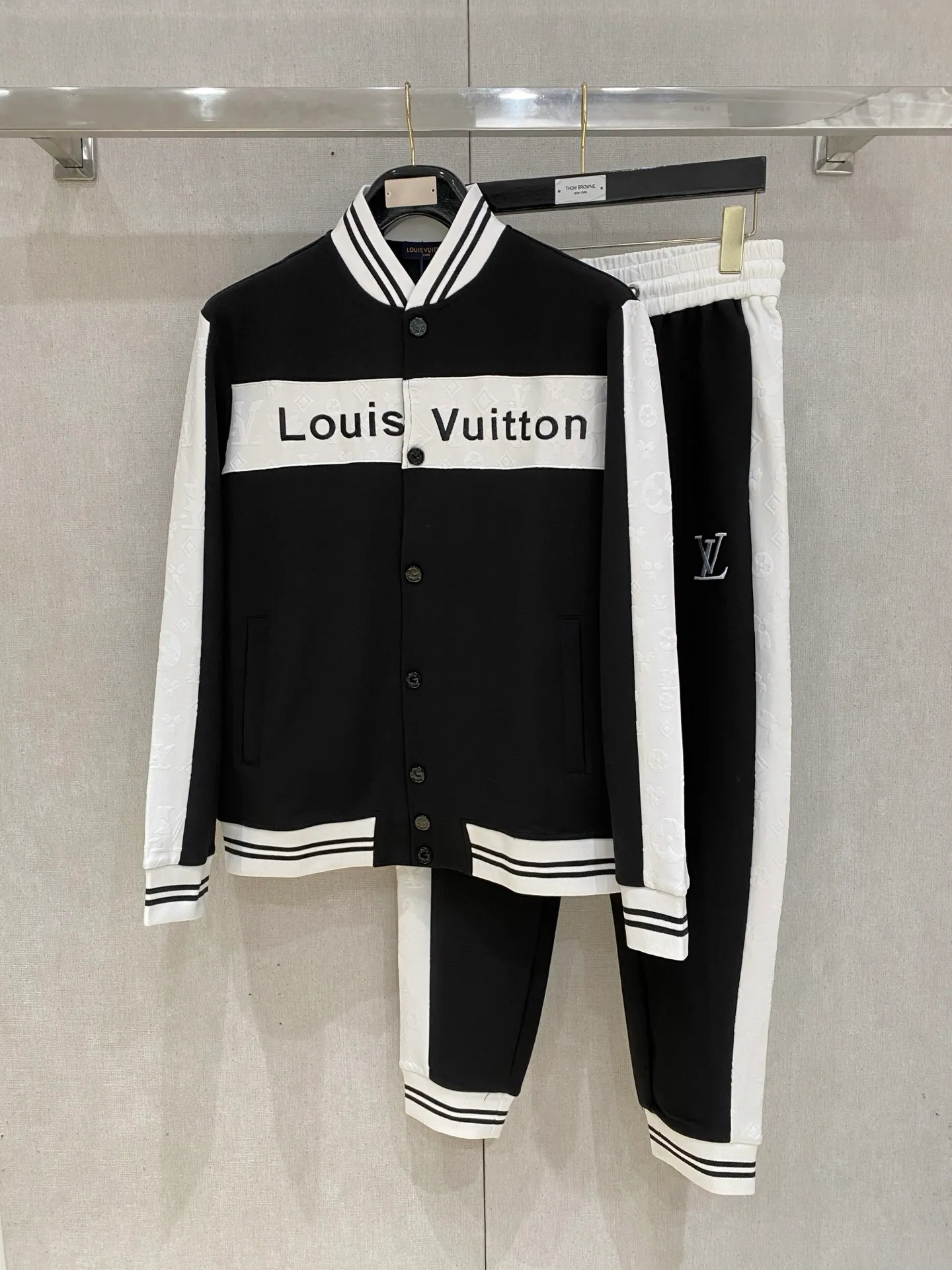 🅿️720 LV hot-selling suit is coming. Focus on the original version of the official website. 2025 new hot-selling cardigan suit. The original order is the best. 🇭🇰The meticulous work of top designers. It has a fitting and perfect upper body effect. All-natural high-quality Tencel Roman cotton 100%, close-fitting comfort, noble and elegant! Original hardware embodies elegance and nobility! Counter size: M-3XL (maximum wear up to 190 pounds)